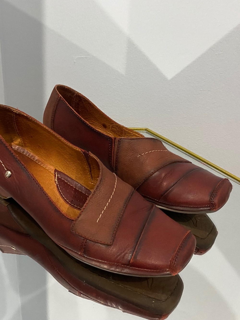 Pikolinos reddish leather shoe